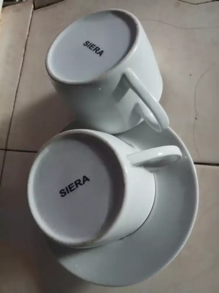 Cangkir dan tatakan keramik sierra