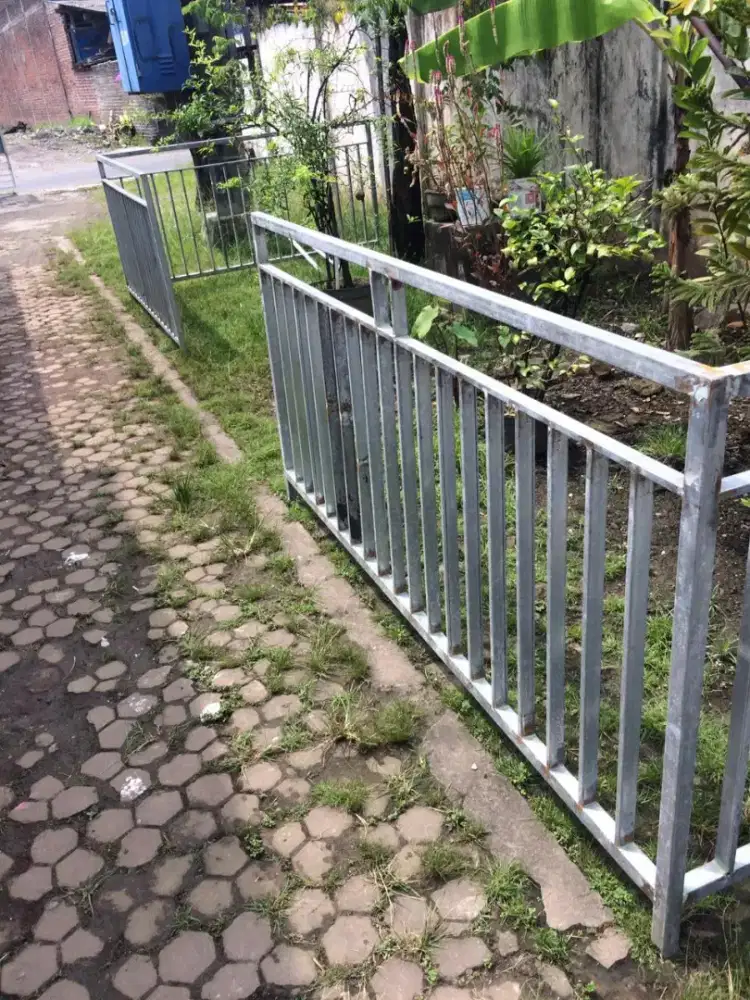 Kanopi dan railing tangga