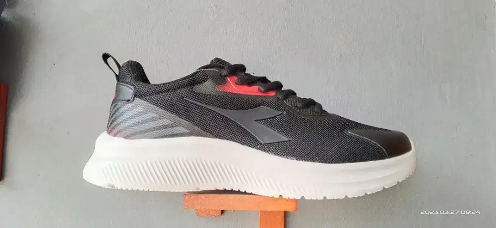 Sepatu Diadora faca