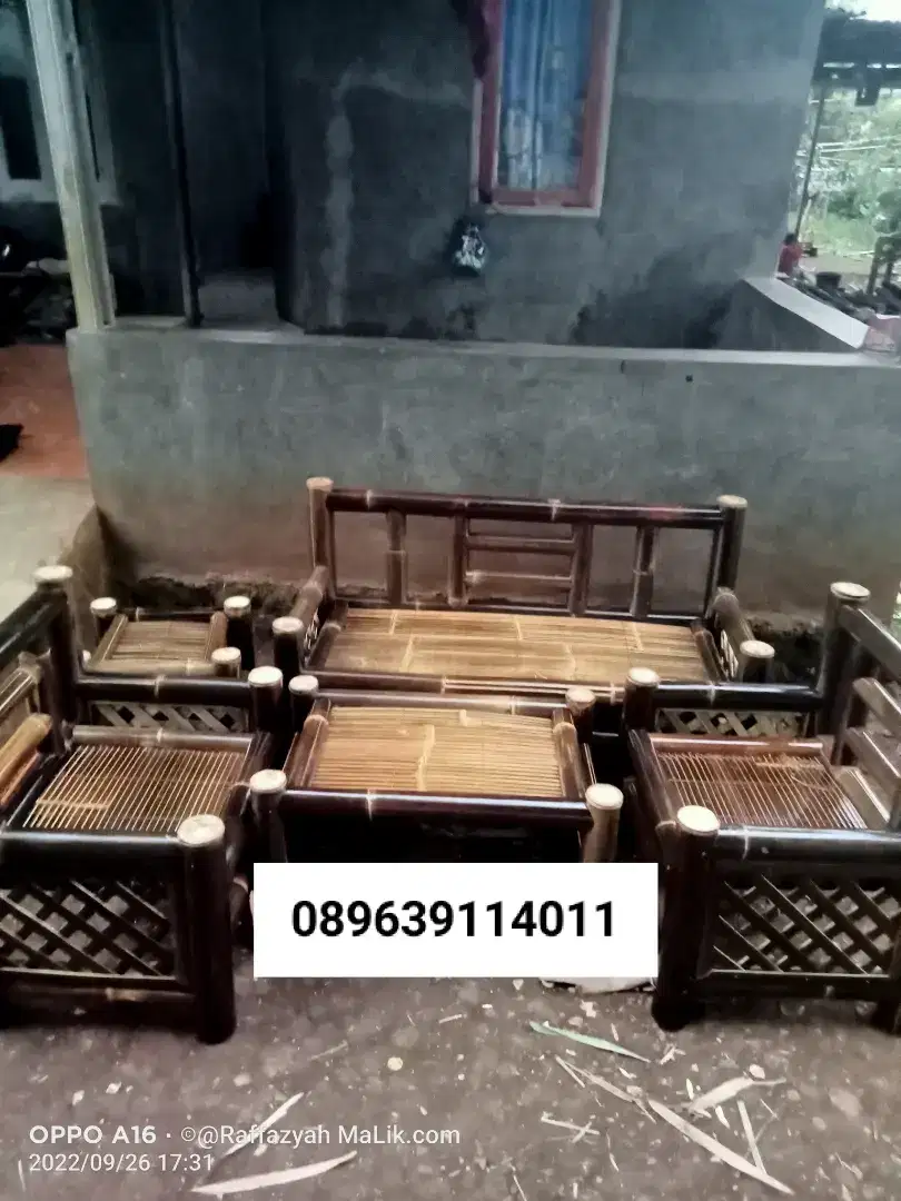 Tukang kursi bambu hitam