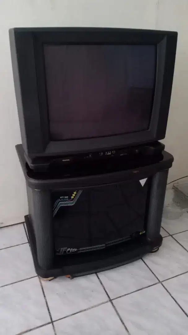 Dijual Tv + Bufet 500rb