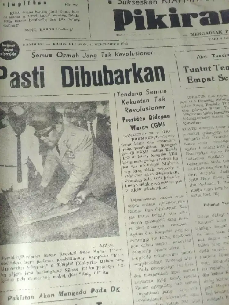 Harian Pikiran Rakyat Tahun 1965 doeloe ,Ir.Soekarno meresmikan UI.