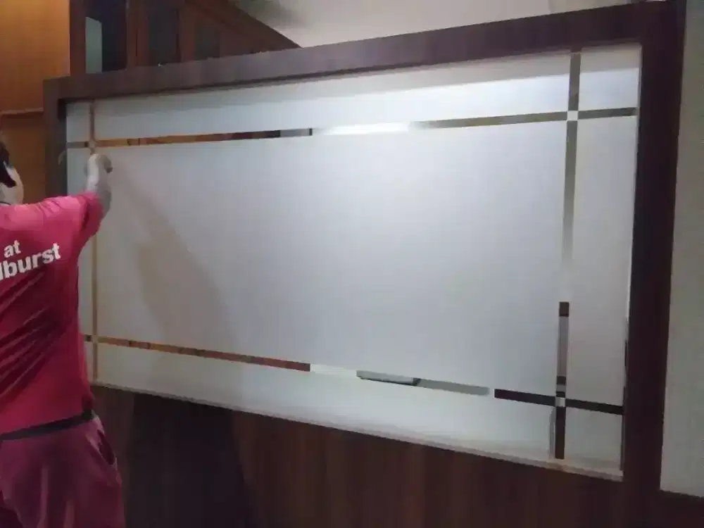 Jasa atau pasang kaca film dan sticker kaca sunblast