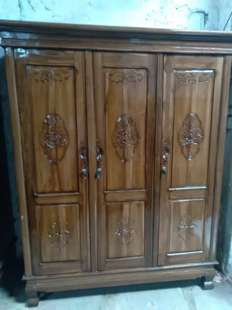 Lemari pakaian kayu jati