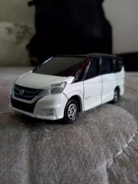 Die cast Tomica Nissan Serena e-Power