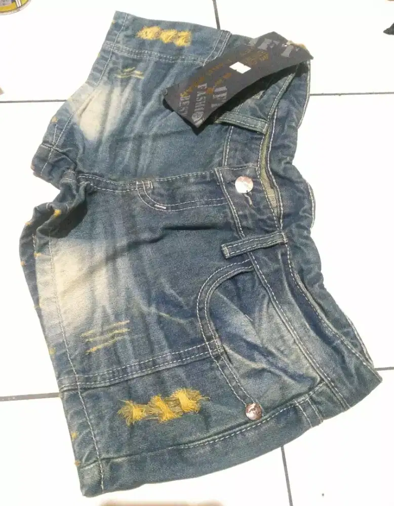 Celana jeans wanita pendek merk Jin Fu Te , no 29 , baru .