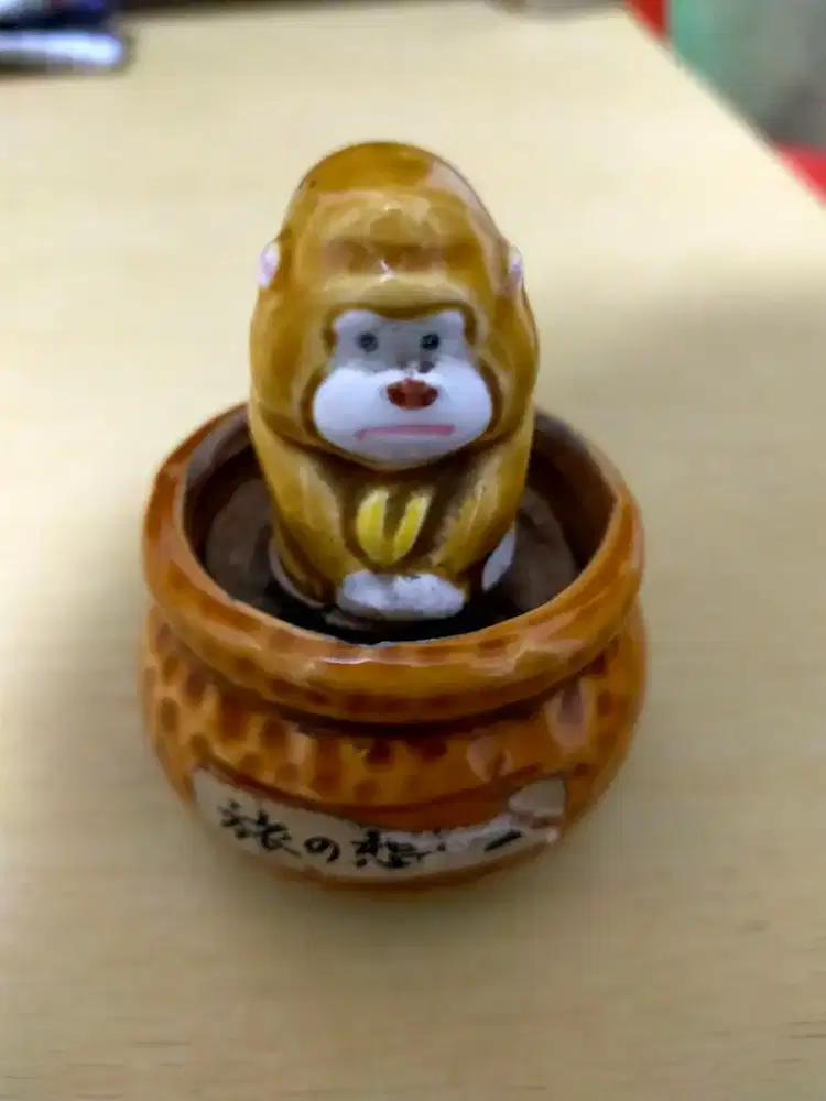 Patung monyet dari keramik