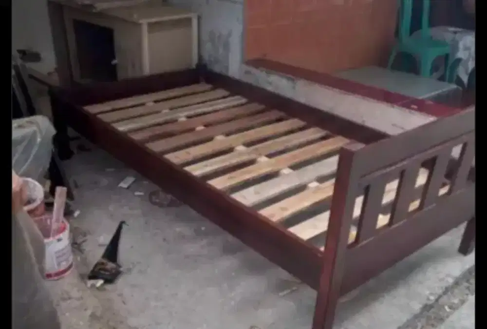 Dipan kayu tempat tidur