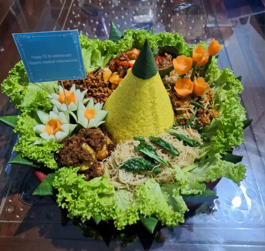 Nasi tumpeng halal