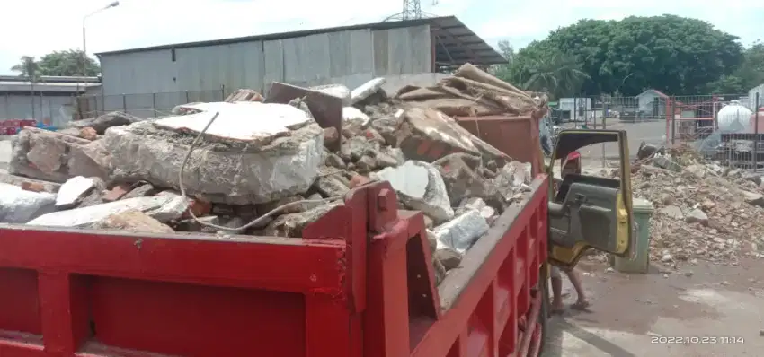 Buang puing sampah urugan puing tanah merah campur pengurugan urug