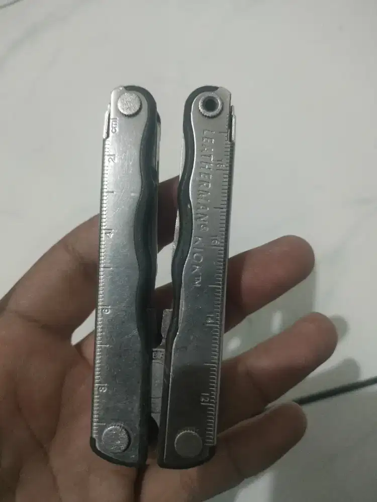 Multitool ( alat pembatu keperluan sehari hari )