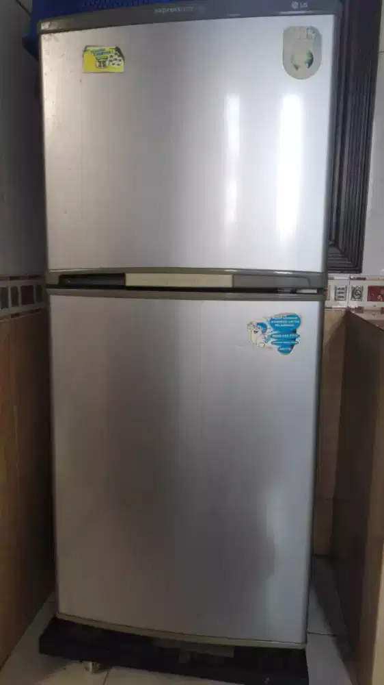 Kulkas merek lg dua pintu
