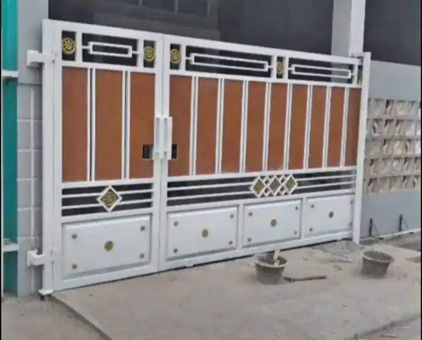 Pagar gerbang besi lisplang motif kayu
