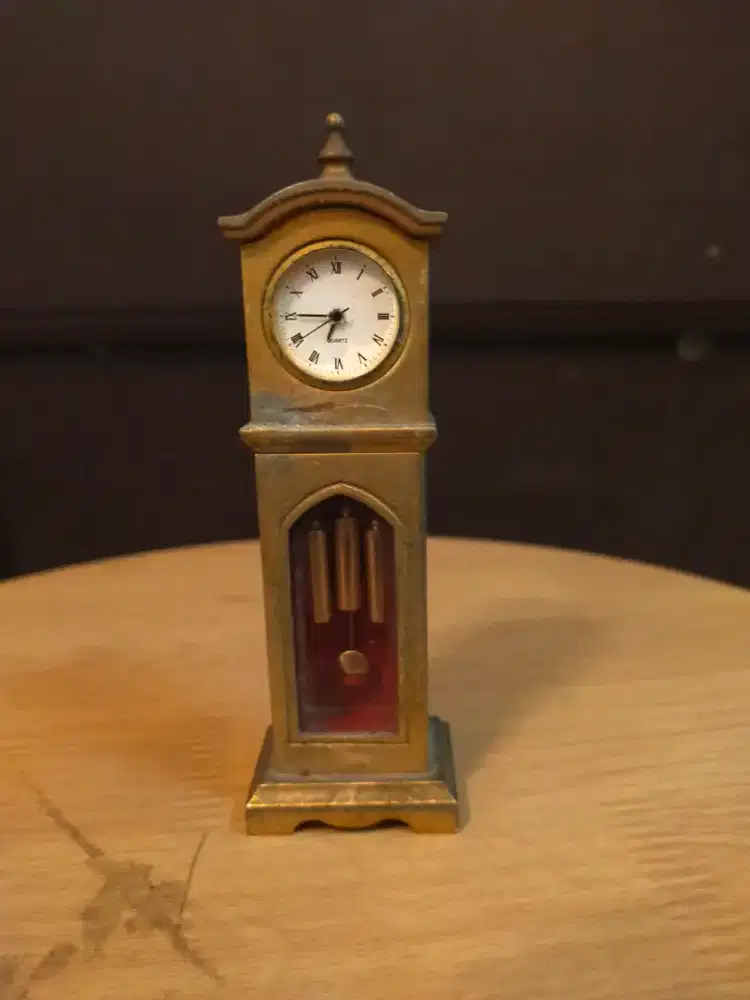 Jam meja hiasan lemari