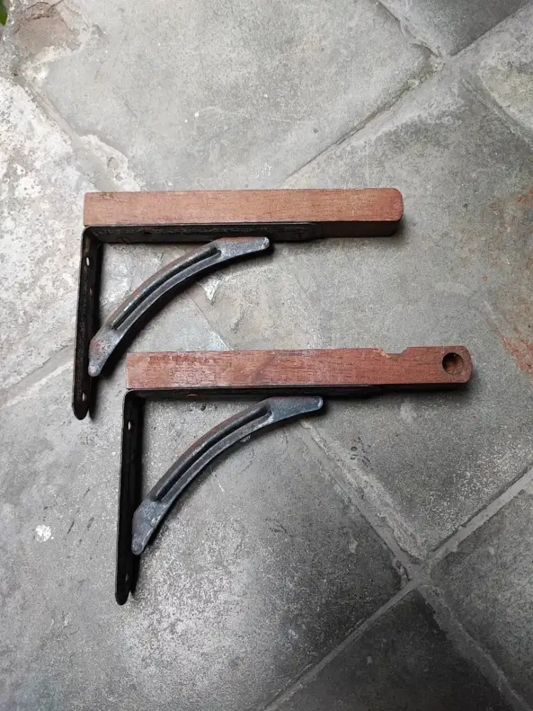 Sepasang Konsul Besi Kayu Jati Antik Penyangga Lampu Teplok