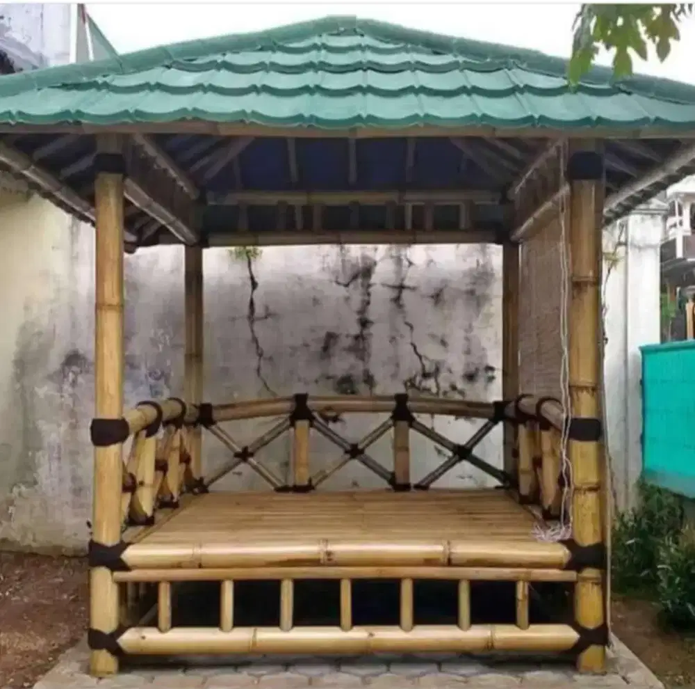 Pembuatan saung gajebo.