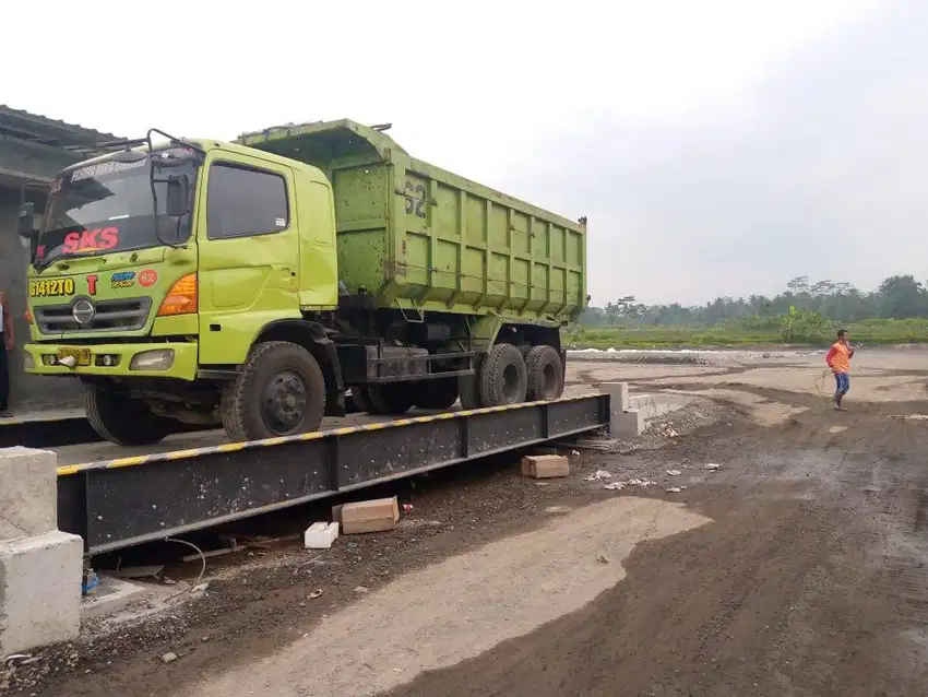 Jembatan Timbang Truk Pontianak