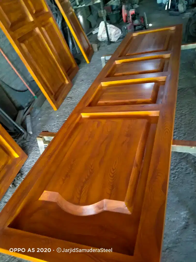 Pintu besi motif serat kayu