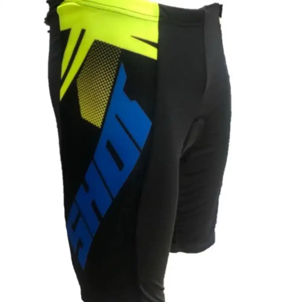 Celana pendek sepeda ketat shot