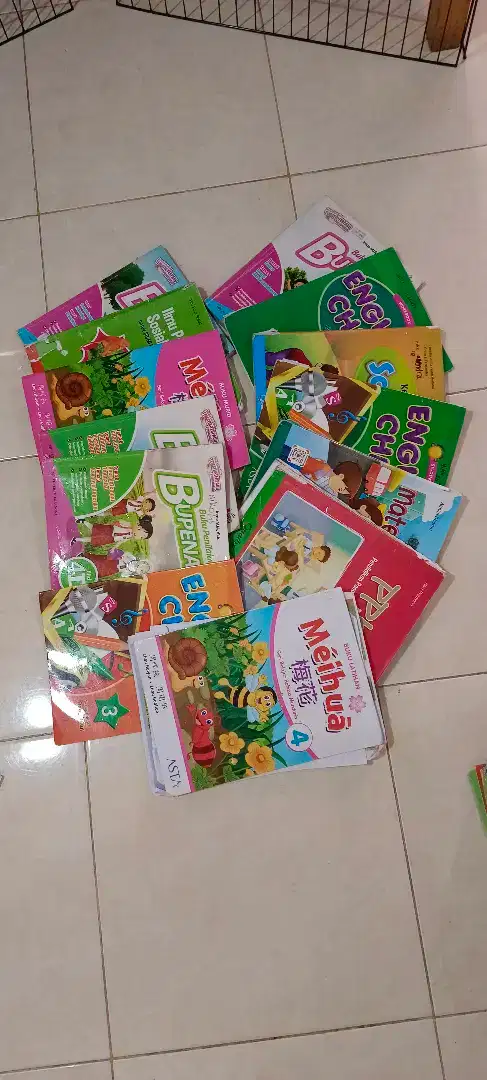 Buku pelajaran kelas 4 SD sesuai foto semuanya 99rb saja