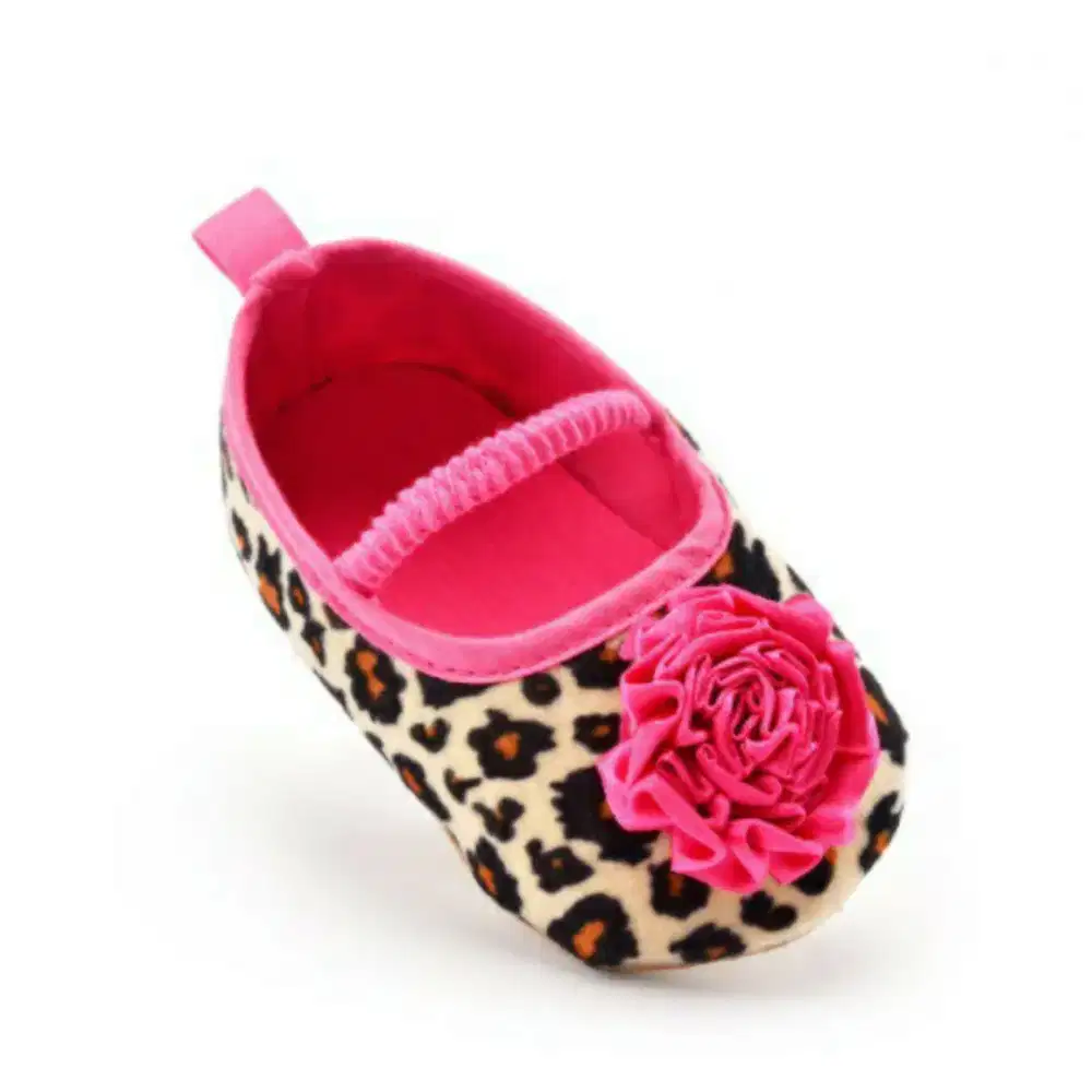 Prewalker bayi / sepatu bayi import bunga motif macan tutul