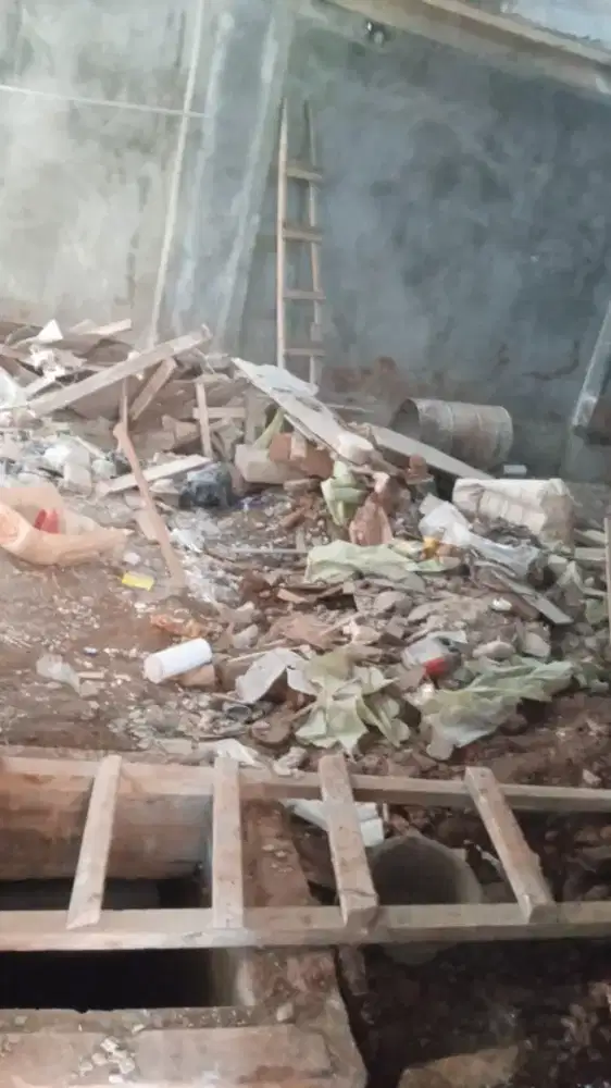 Bongkar rumah tua dan pembuangan puing sampah proyek