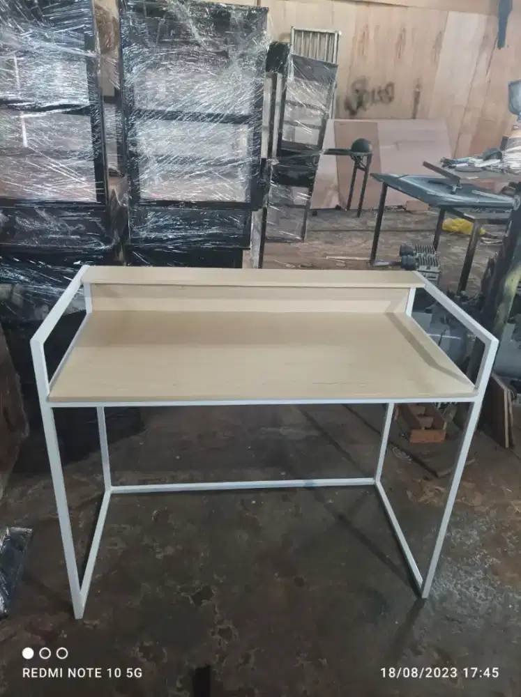 Meja komputer / meja belajar anak