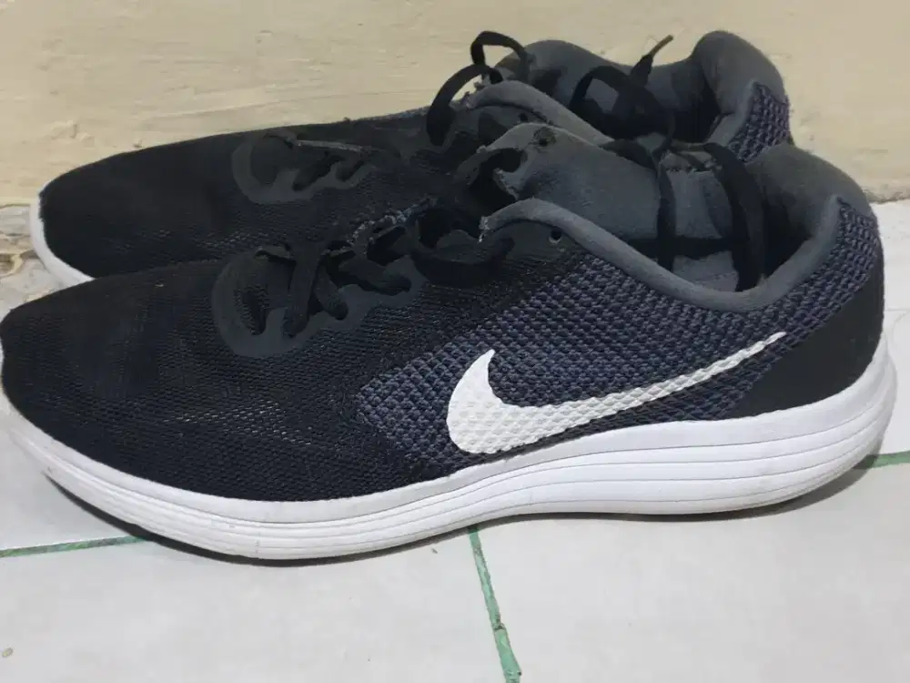 Harga sepatu 2024 nike revolution 3