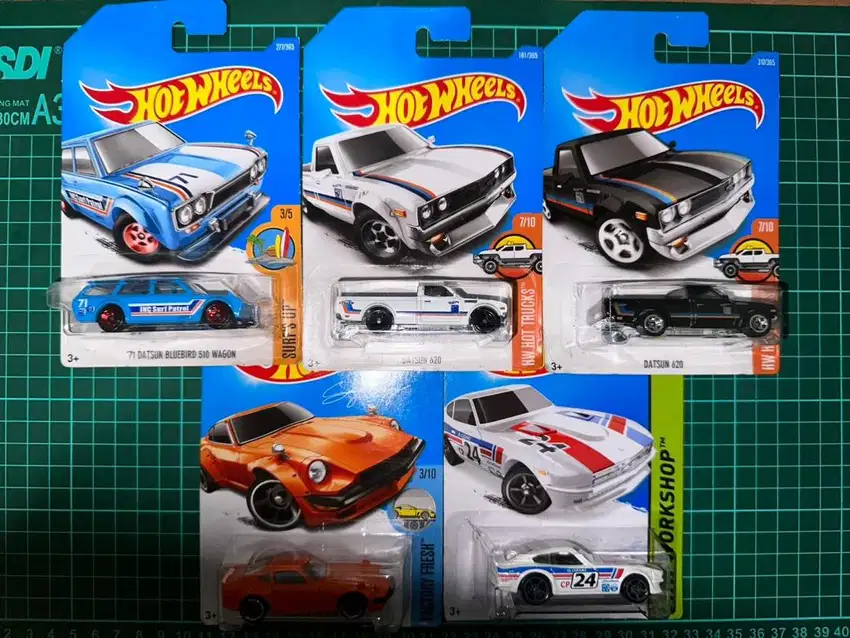 SALE! Hot Wheels datsun set