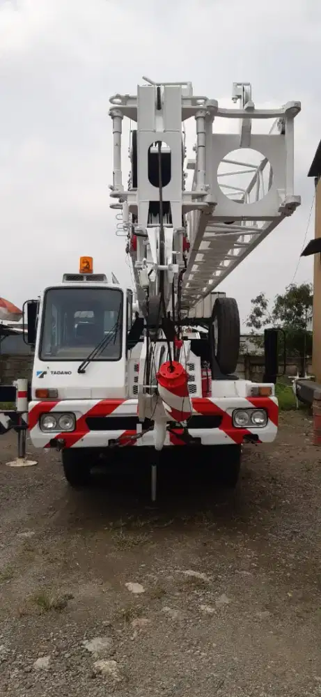 Mobile crane 30 ton