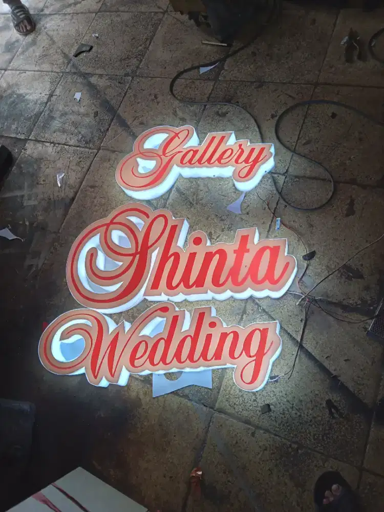 Huruf timbul dan neonbox