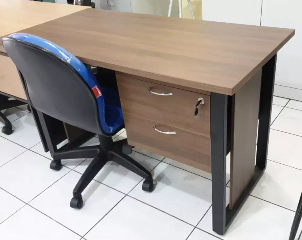 MEJA KANTOR CHITOSE COKELAT DAN PUTIH