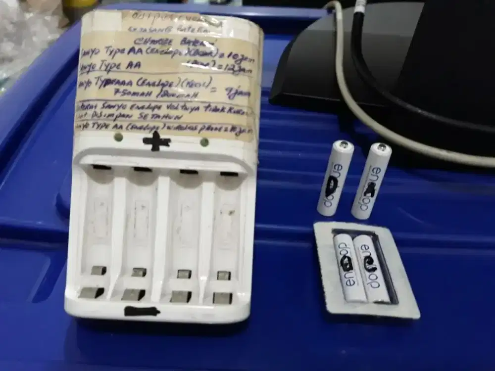 charger baterai eneloop+8 baterai eneloop AAAmurah. Seperti baru