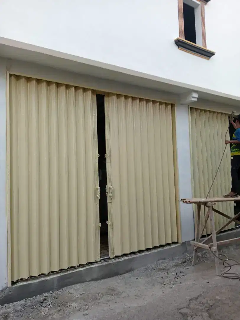 Pintu warung Rolling door follding gate