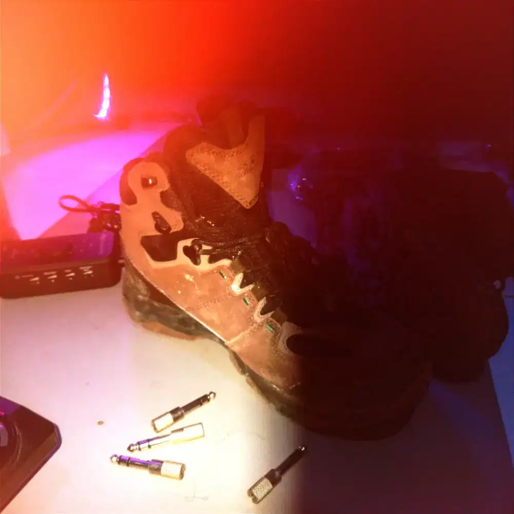 Sepatu boot gunung langka