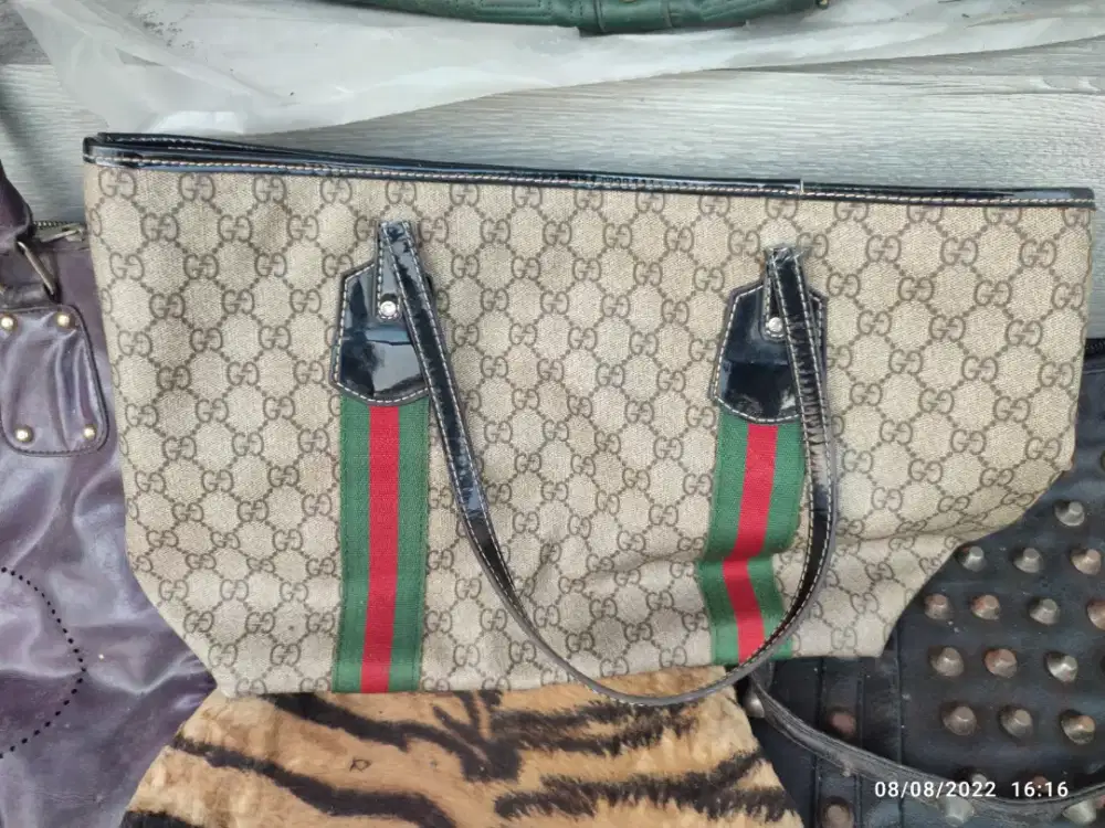 Aneka tas branded ori dan lokal apa adanya