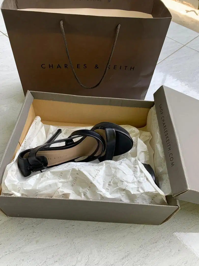 Dijual sepatu wanita high heels merk Charles & Keith ukuran 36