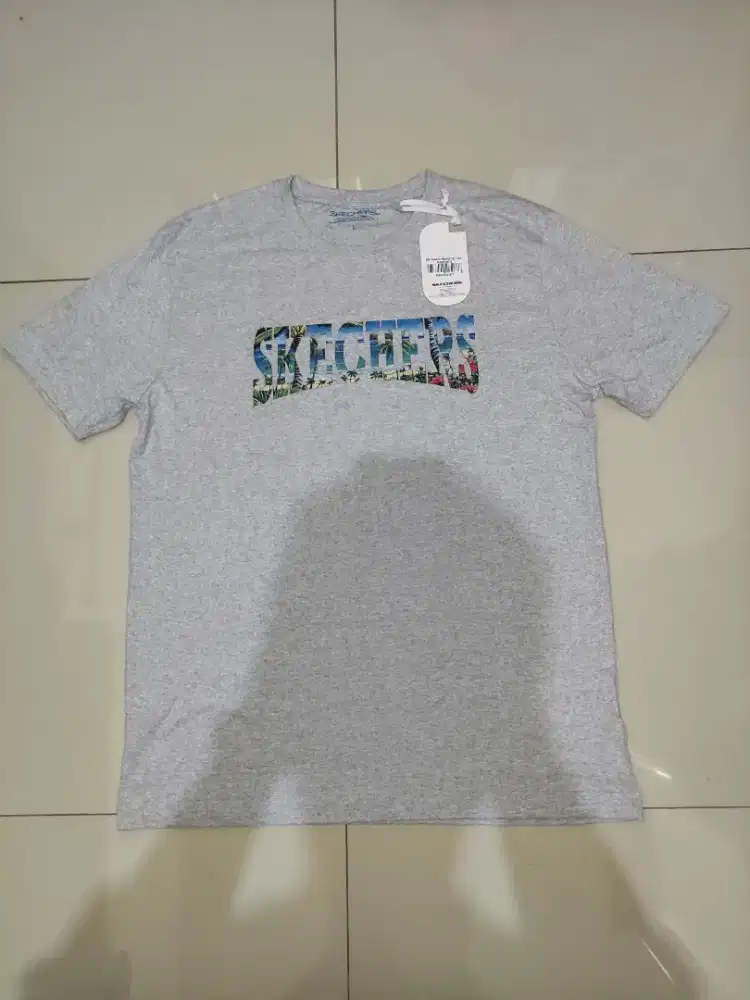 SKECHERS Men Angara Printed Tee Grey Kaos T Shirt