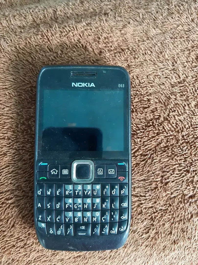 Nokia E63 warna hitam