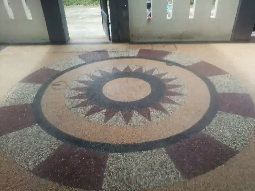 Lantai garasi indah memakai koral sikat