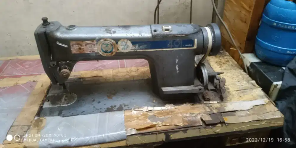 Mesin Jahit Lurus Jarum 1 Model Lama Buatan Jepang Merk Singer.