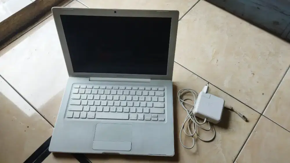 Laptop Apple Macbook (unit + charger aja yaaa)