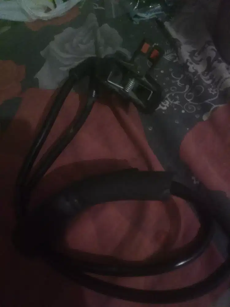 Lazyneck lazy neck holder hp handphone ditaruh dibatang leher manusia.