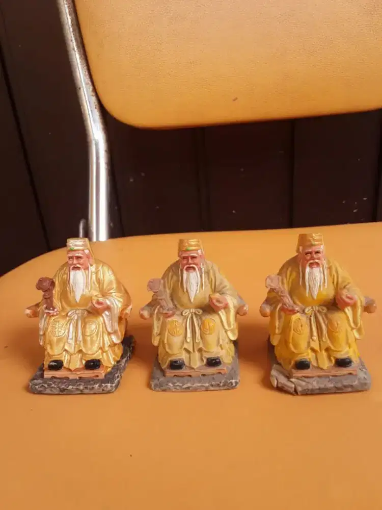 Rupang dewa bumi kuning