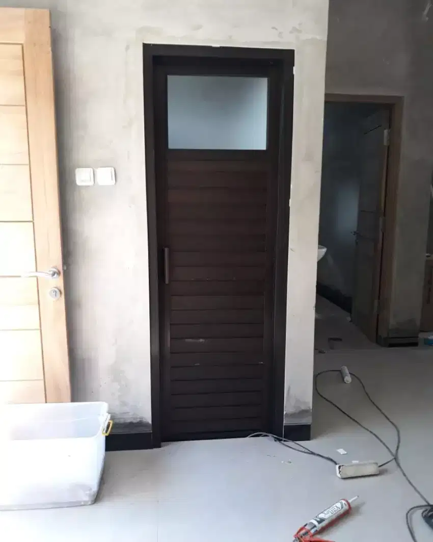 Pintu kamar mandi bahan aluminium dan kaca aneka model