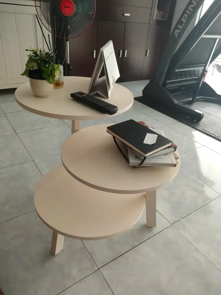 Meja pajangan tripod