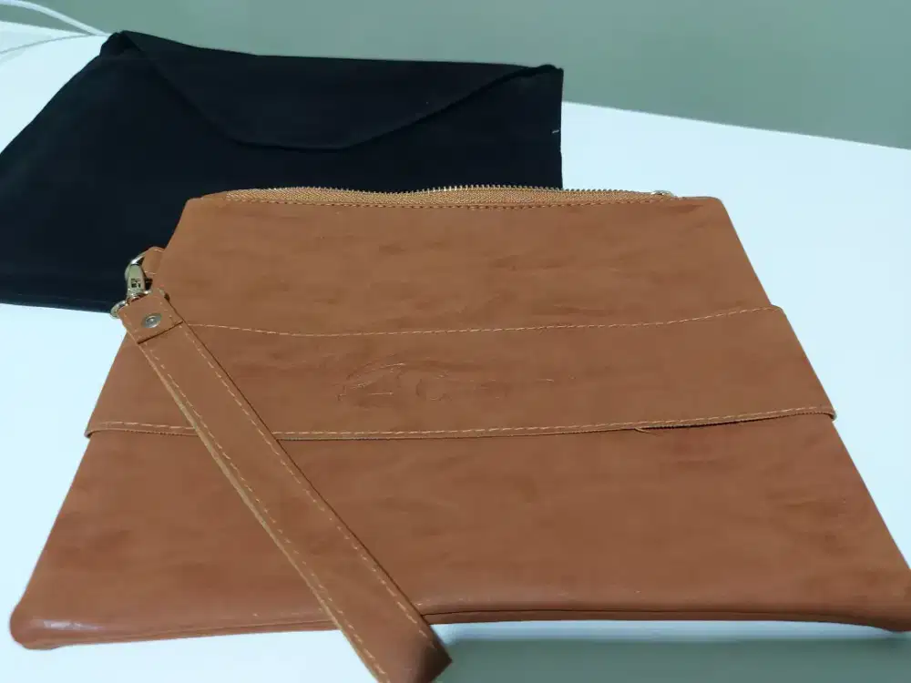 Clutch baru, warna coklat, bahan halus.P 25cm, L 20cm.bagus