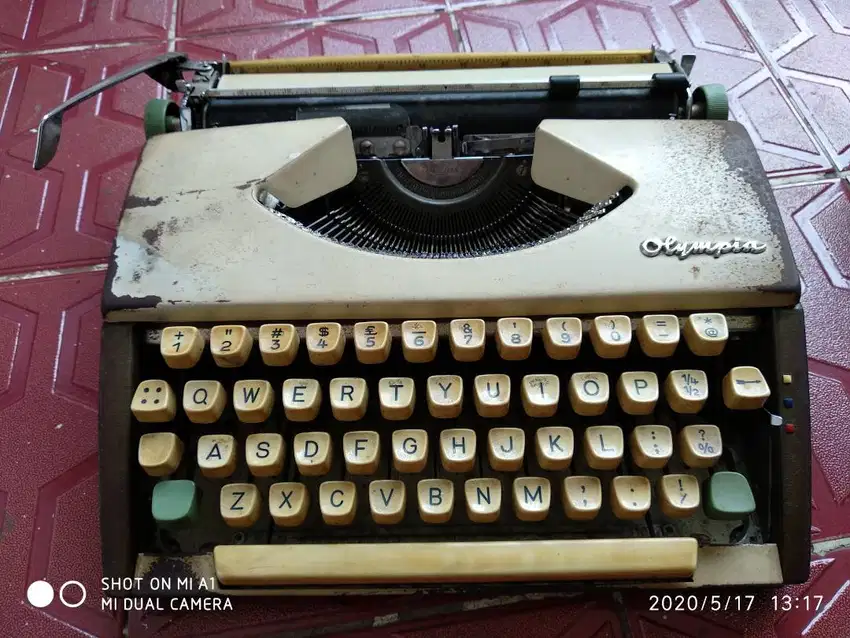 Mesin Tik Olympia De Luxe Werke AG made in Western Germany
