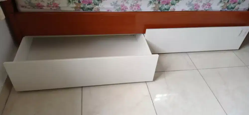 Laci ikea sepasang putih