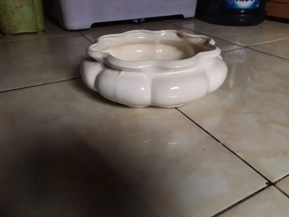 vas bunga kramik putih ceper lebar